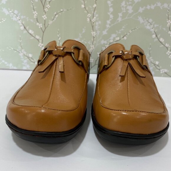 easySpirit Damaras leather Mules NWOT Caramel colored Women S 8.5 Gold accents - Picture 4 of 11